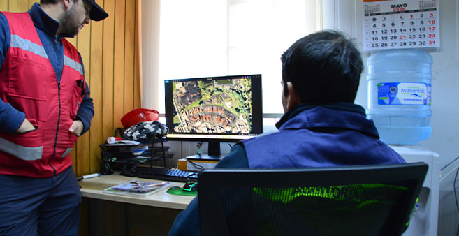 Equipo revisando registros trazables de operación forestal