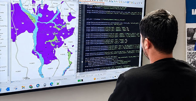 Equipo t�cnico analizando informaci�n territorial
