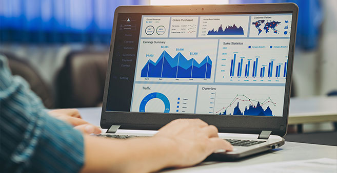 Equipo analizando datos para gestión operacional