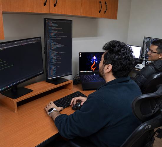 Equipo técnico integrando trabajo de terreno e información operacional