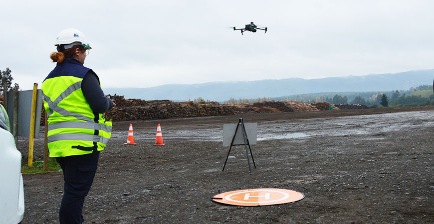 Piloto realizando vuelo drone para levantamiento territorial